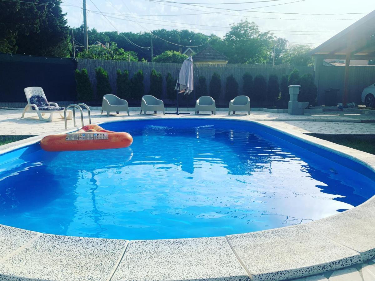 Mika'S Poolhouse Villa Belgrade Exterior photo