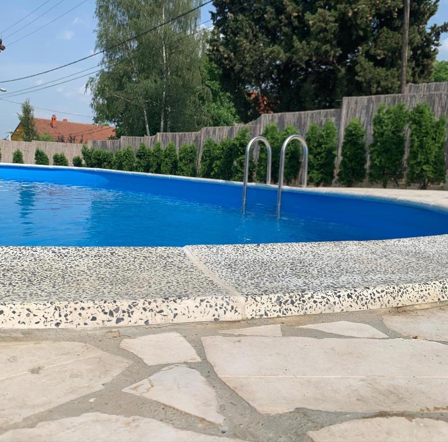 Mika'S Poolhouse Villa Belgrade Exterior photo