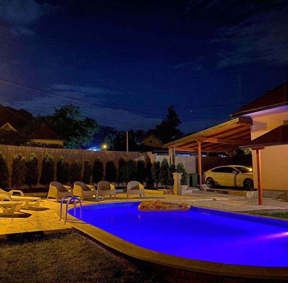 Mika'S Poolhouse Villa Belgrade Exterior photo