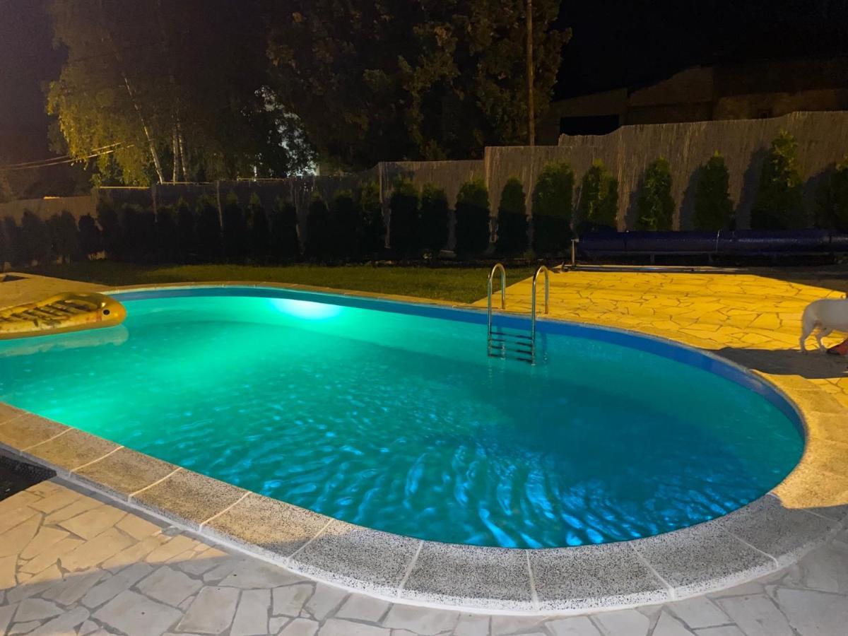 Mika'S Poolhouse Villa Belgrade Exterior photo