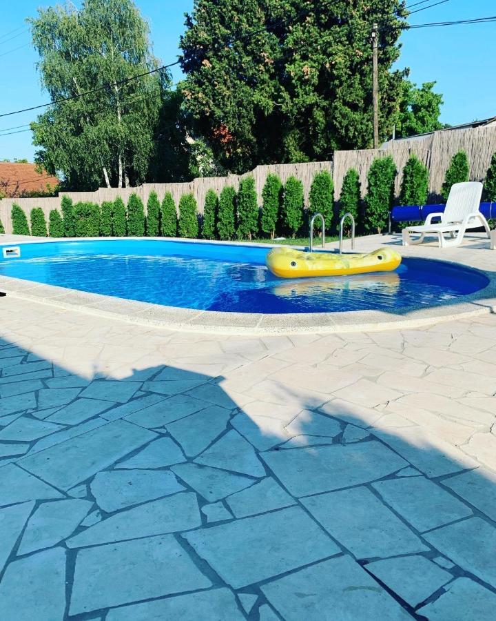 Mika'S Poolhouse Villa Belgrade Exterior photo